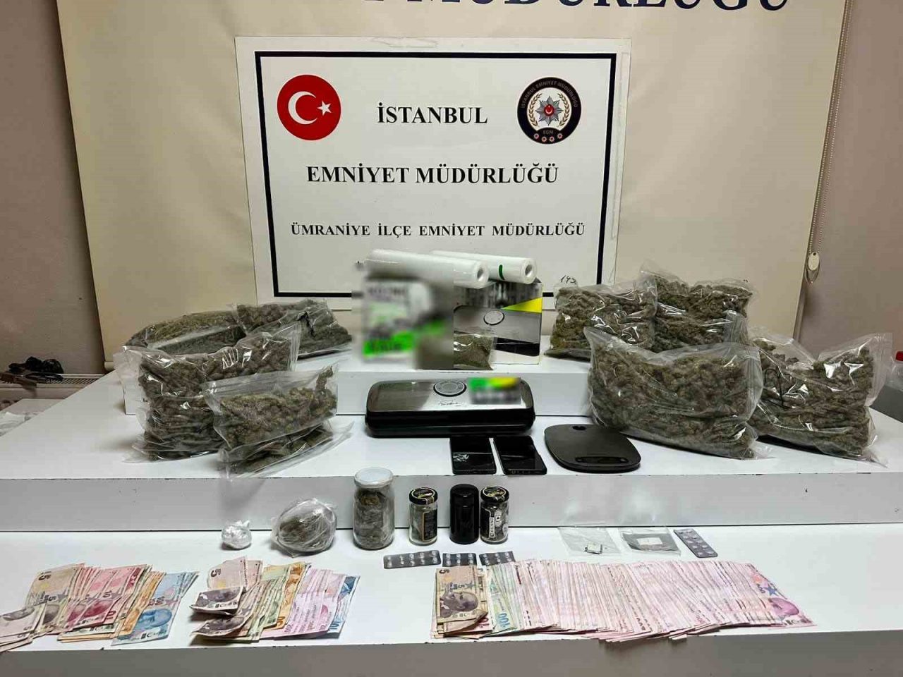 Ümraniye’de uyuşturucu ticareti yapan şahıslara yönelik düzenlenen operasyonda “zula evi”
