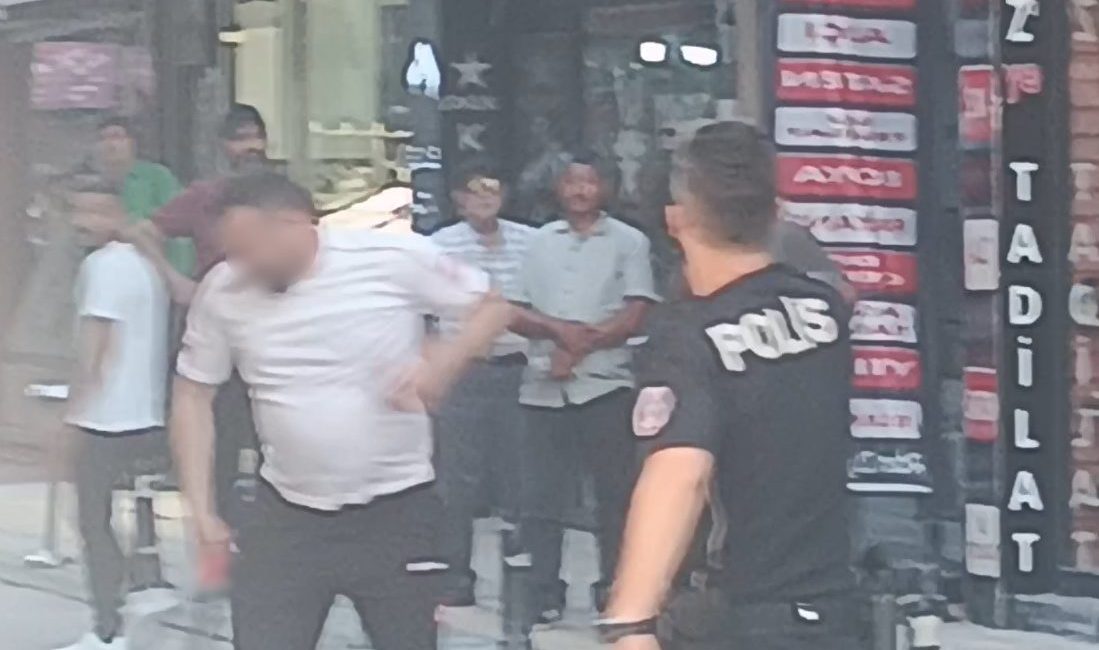 Yalova’da psikolojik rahatsızlığı olduğu ileri sürülen bir kişi, 2 kişiyi