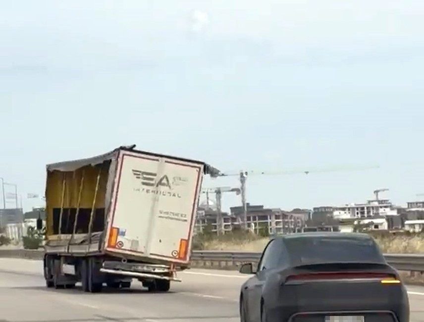 Bursa’da trafikte ilerleyen bir tırın yana yatmış şekilde seyreden dorsesi,