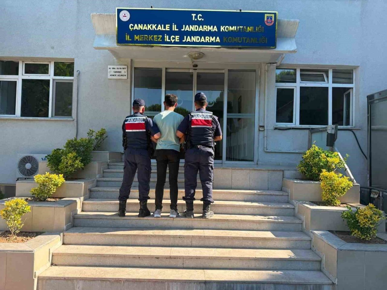 Çanakkale’de tarım arazisinde çıkan yangın, ekiplerin havadan ve karadan müdahalesiyle