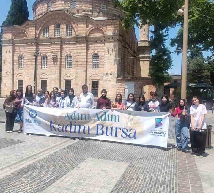 Bursa’da Yıldırım Belediyesi ’Adım Adım Kadim Bursa’ projesi ile gençleri