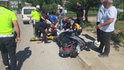 Orhangazi-İznik yolunda meydana gelen trafik kazasında yol kenarında duran bir