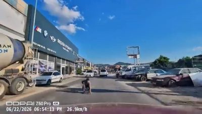 Bursa’da bir vatandaş, yola düşen eşyasını almak için akan trafikte