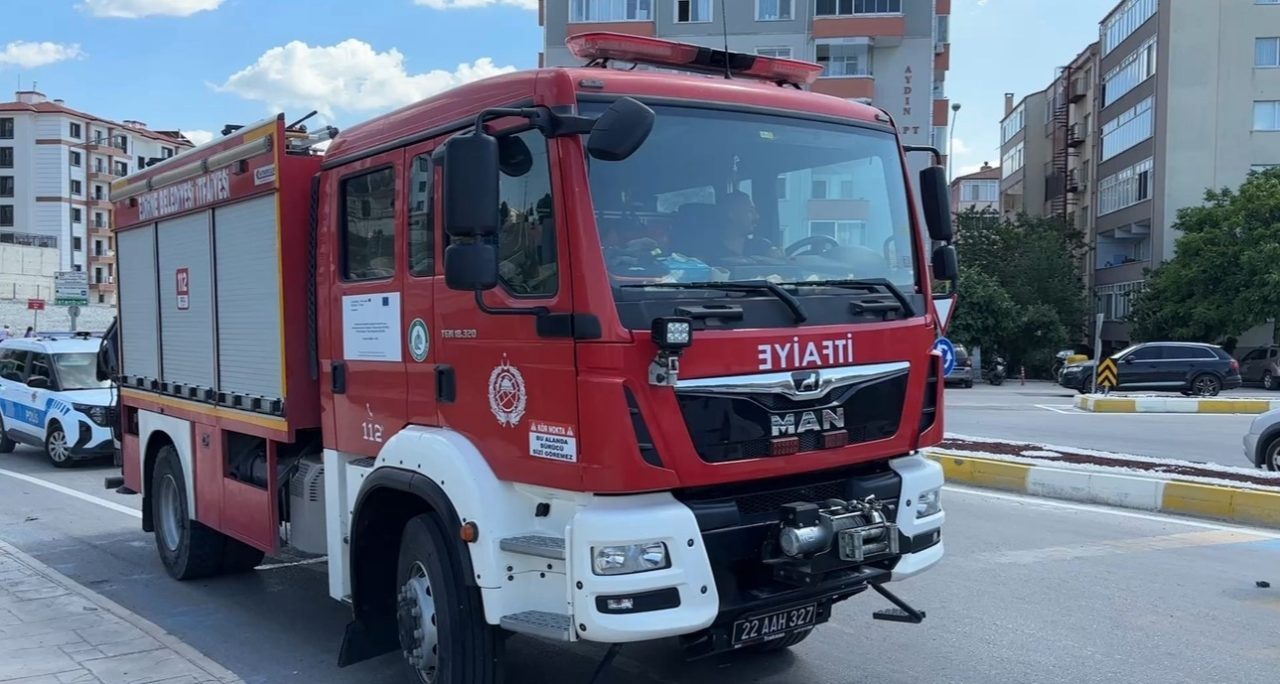 Edirne’de sürücüsünün direksiyon hakimiyetini kaybettiği otomobil, yol kenarında bulunan tarlaya