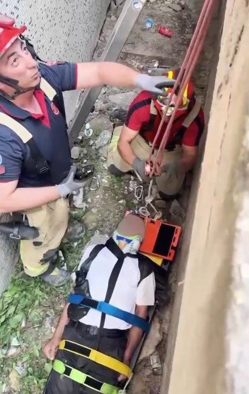 İstanbul’un Zeytinburnu ilçesinde yaklaşık 5 metre yükseklikten boşluğa düşen vatandaş,