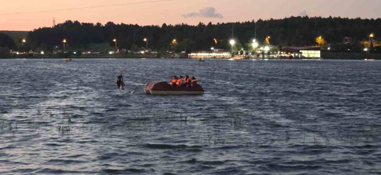 Bilecik’te ziplinede mahsur kalan vatandaşı deniz bisikletiyle gölette gezenler kurtardı.