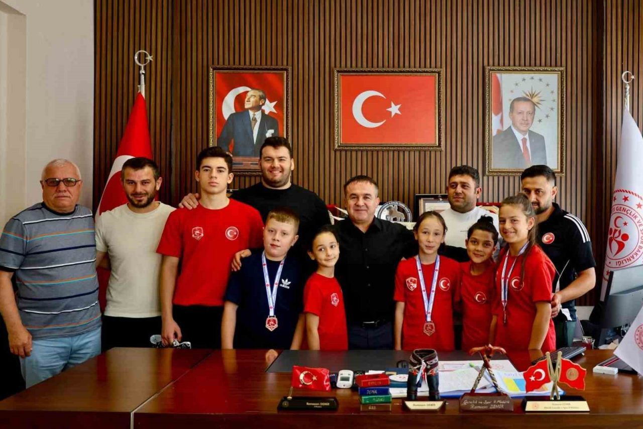 10 bin sporcunun katılımıyla düzenlenen Minikler Türkiye Güreş Şampiyonası’nda derece