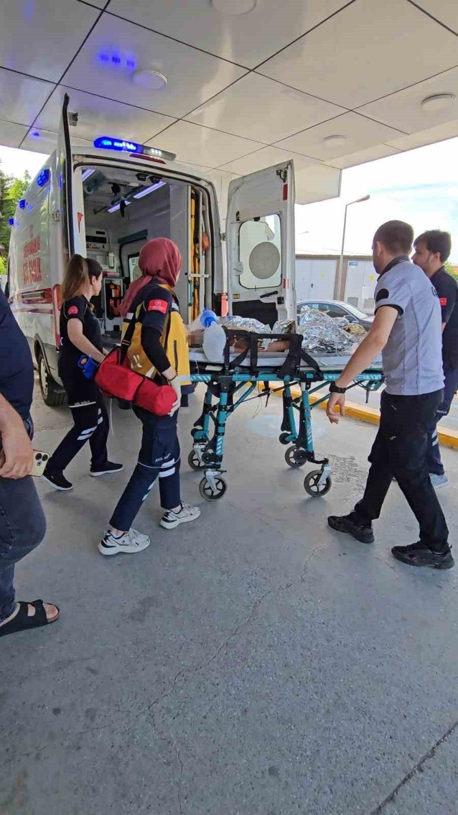 Sakarya’nın Sapanca ilçesinde konakladıkları bungalov tesisinin havuzunda can simidinden kayarak
