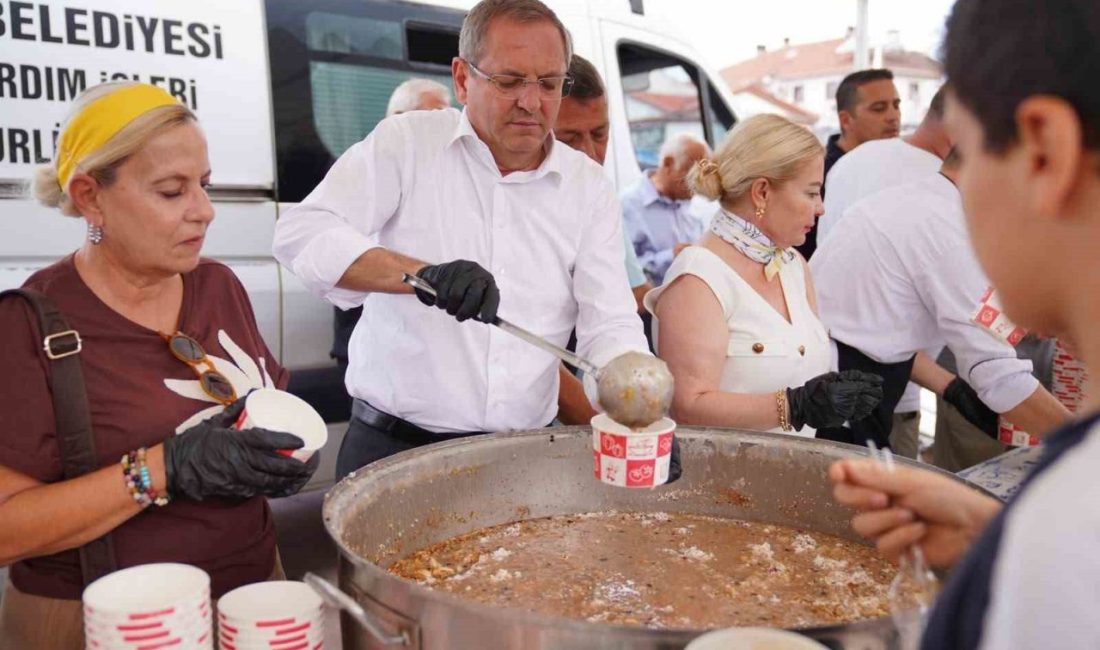 Ayvalık Belediyesi, Muharrem Ayı dolayısıyla düzenlediği etkinlikte Cumhuriyet Meydanı’nda binlerce