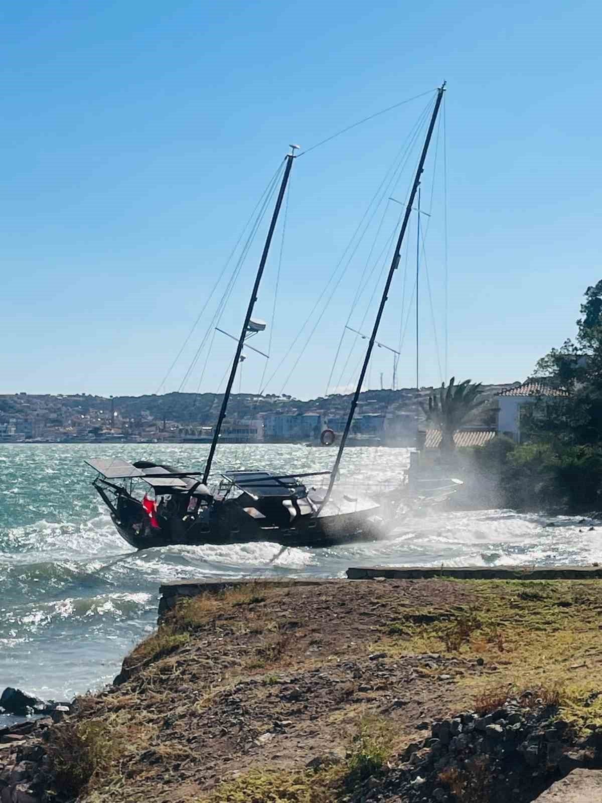 Balıkesir’in Ayvalık ilçesinde saatte 65 kilometre hıza ulaşan kuvvetli fırtına