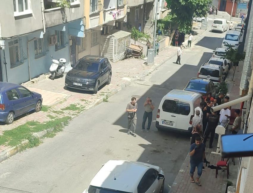 İstanbul Bağcılar’da düzenlenen silahlı saldırıda işyeri sahibinin oğlu yaralandı. Yaralı