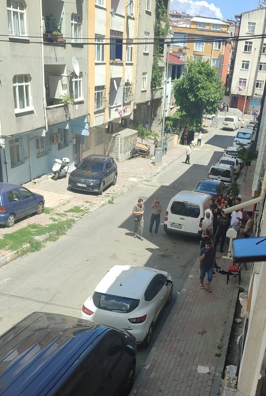 İstanbul Bağcılar’da düzenlenen silahlı saldırıda işyeri sahibinin oğlu yaralandı. Yaralı