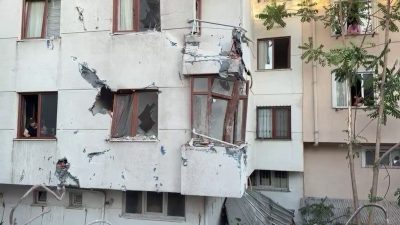 Bakırköy’de, kentsel dönüşüm kapsamında yıkımı yapılan 5 katlı binanın bir