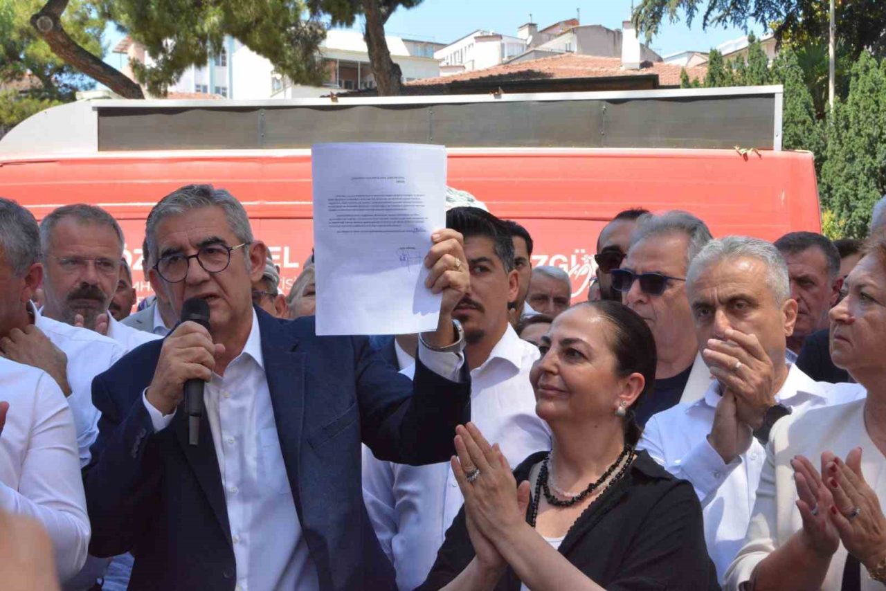 Cumhuriyet Halk Partisi (CHP) Balıkesir İl Başkanı Erden Köybaşı, beraberinde