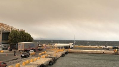 Balıkesir’in Gömeç ilçesindeki orman yangınının dumanları Yunanistan’ın Midilli Adası’na ulaştı.