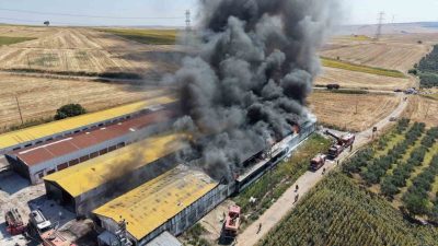 Balıkesir’in Bandırma ilçesinde geri dönüşüm malzemelerinin bulunduğu depoda çıkan yangın,
