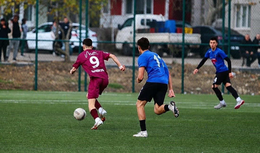 Bandırmaspor U19 Takımı’nın 2009 doğumlu futbolcusu Ömer Faruk Çakmak, geride