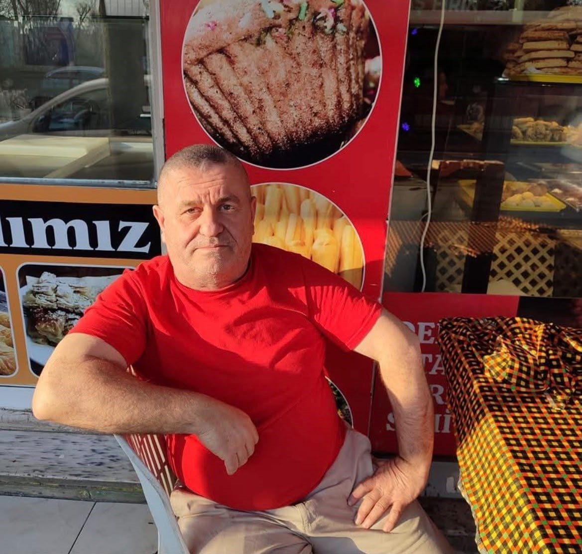 İstanbul’un Bayrampaşa ilçesinde, bir fırının önünde çıkan “ne bakıyorsun” kavgasında,