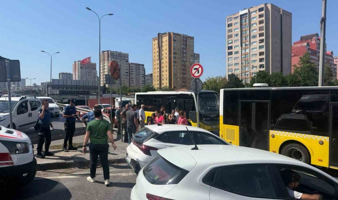 İstanbul Beylikdüzü E-5 yan yolda aynı yönde ilerleyen 2 İETT’ye