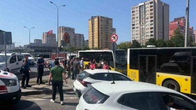 İstanbul Beylikdüzü E-5 yan yolda aynı yönde ilerleyen 2 İETT’ye