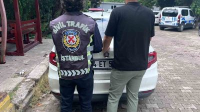 İstanbul Beylikdüzü’nde aracından inerek tartıştığı sürücüye saldıran kişi yakalandı. Sürücüye