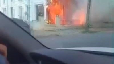 İstanbul Beylikdüzü’nde çıkan yangında bir iş yeri alevlere teslim oldu.