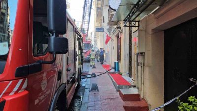 Beyoğlu İstiklal Caddesi’nde, bir restoranda yangın çıktı. Ekiplerin yangına müdahalesi