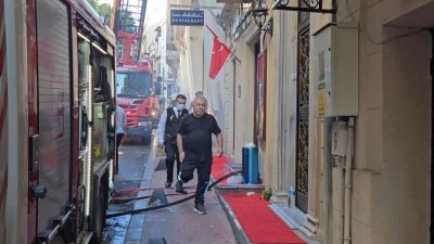 Beyoğlu’nda İstiklal Caddesi’nde bulunan restoranda çıkan yangın, itfaiye ekiplerinin müdahalesiyle