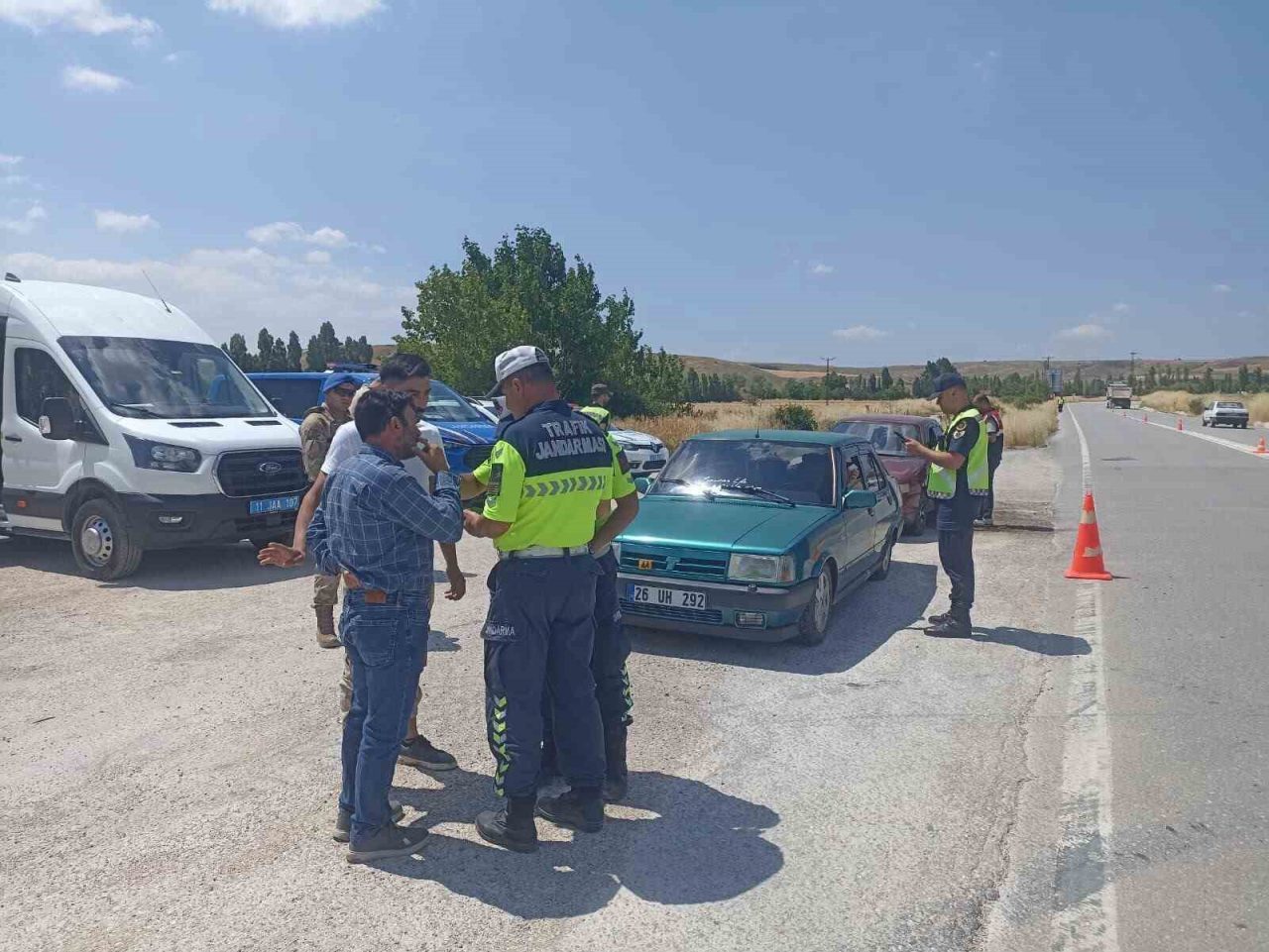 Bilecik’te jandarma ekiplerince gerçekleştirilen denetimlerde 140 şahıs ve 143 araç