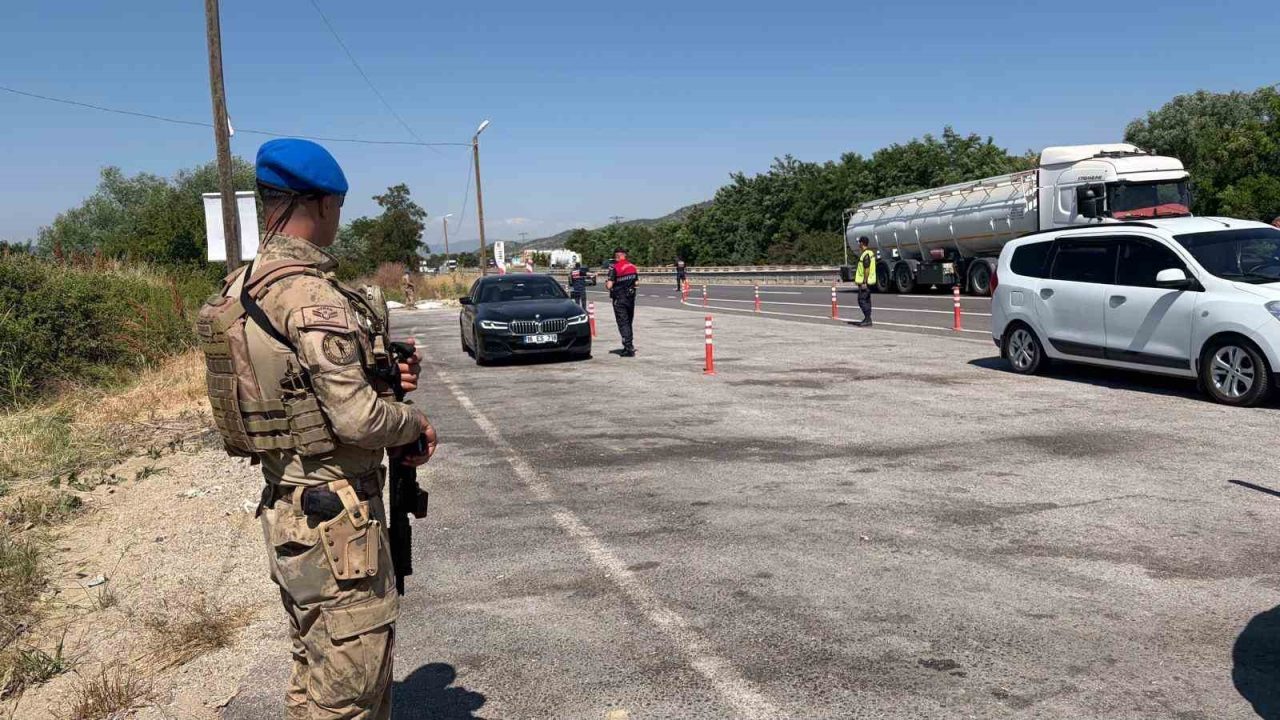 Bilecik’te gerçekleştirilen denetimlerde 9 yoklama kaçağıyla hacizli araç yakalandı. Edinilen