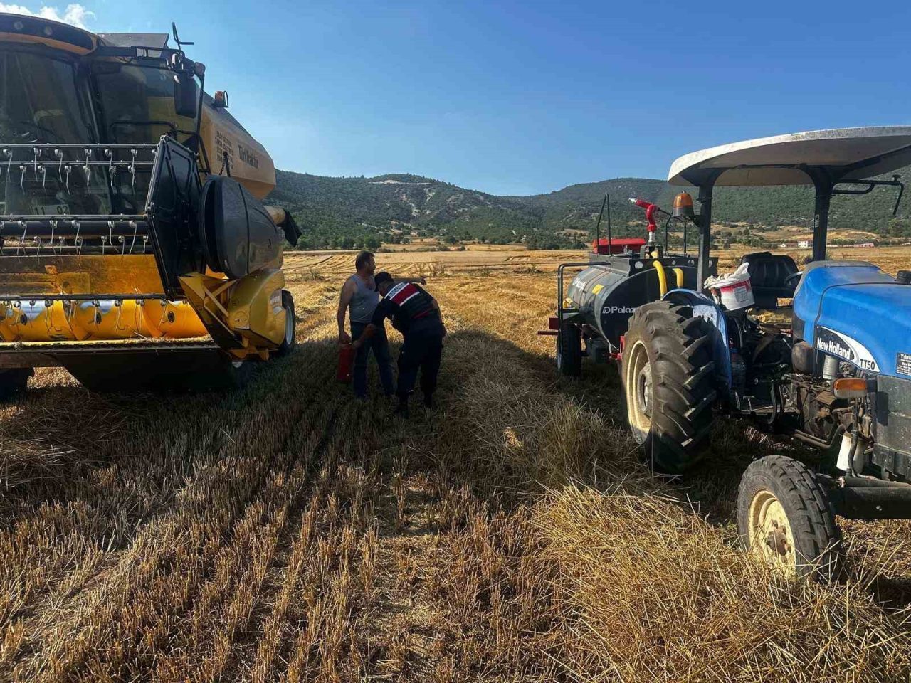 Bilecik’te biçerdöver operatörlerine yangın eğitimi verildi. Bilecik İl Jandarma Komutanlığı