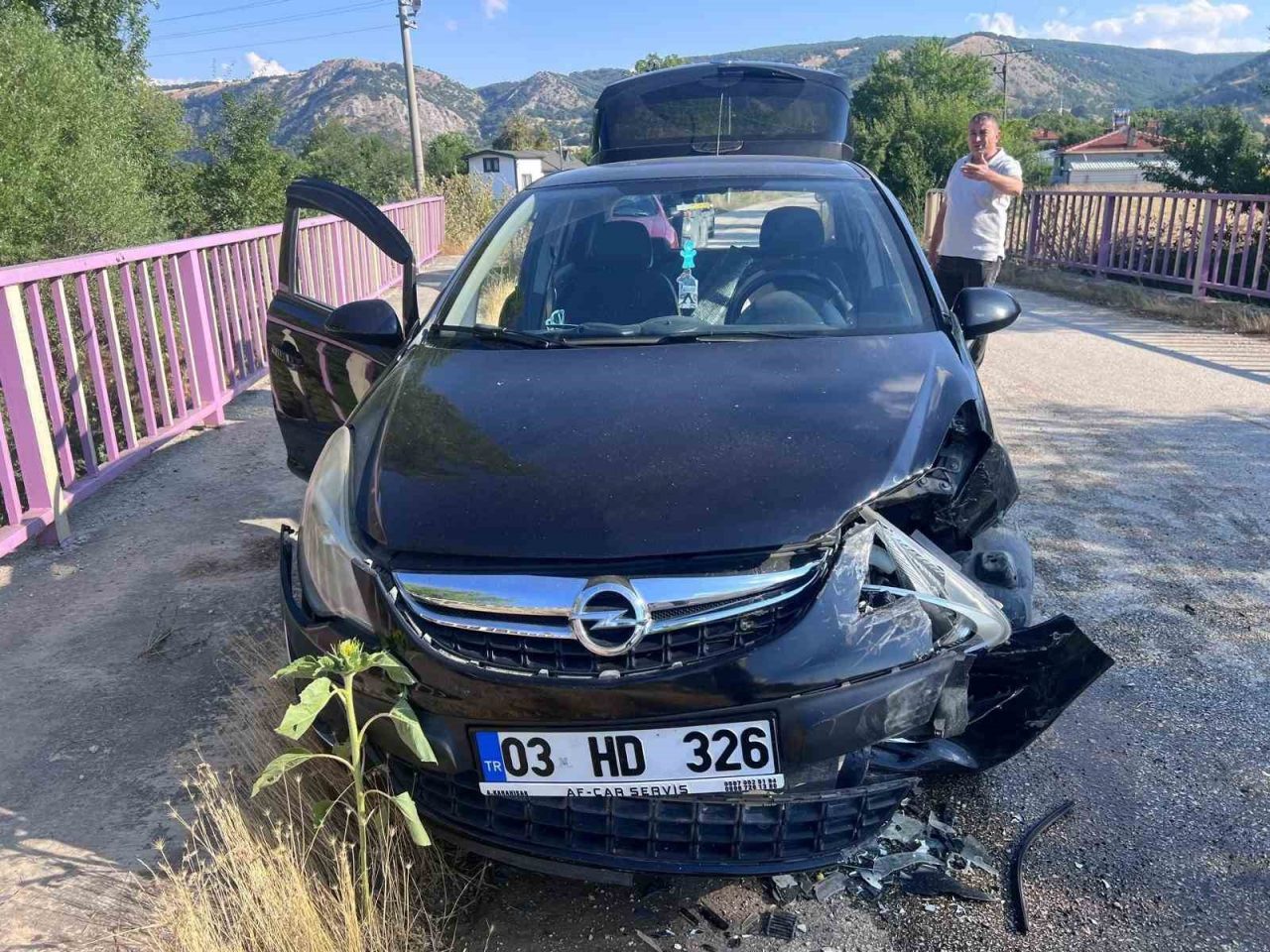 Bilecik’te iki otomobilin kafa kafaya çarpışması sonucu meydana gelen trafik