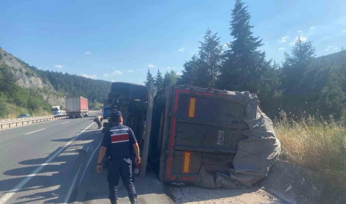 Bilecik’te sürücüsünün direksiyon hakimiyetini kaybettiği tırın yan yatması sonucu trafik