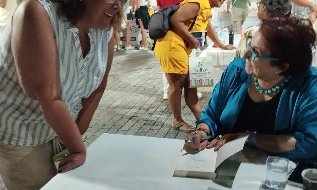 Burhaniye ilçesinde 7.Kitap Fuarı devam ederken, yazarların düzenlediği imza günleri