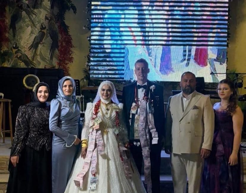 Burhaniye ilçesinde, Bahçelievler Mahallesi Muhtarı Yasemin Kozan ve Yılmaz Kozan’ın