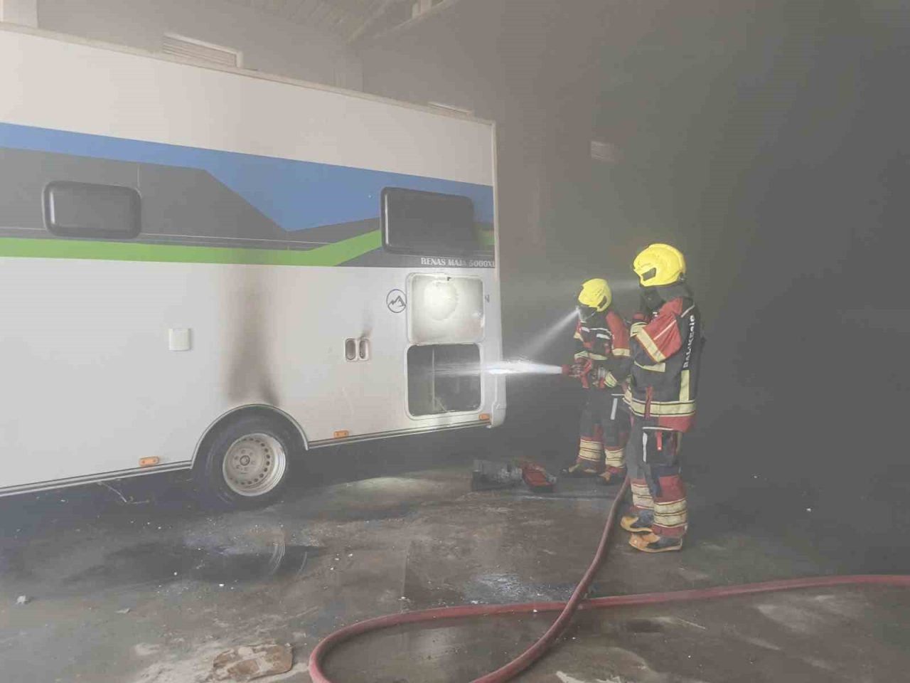 Balıkesir’in Burhaniye ilçesinde, karavan olarak kullanılan kamyonette çıkan yangın korkuya