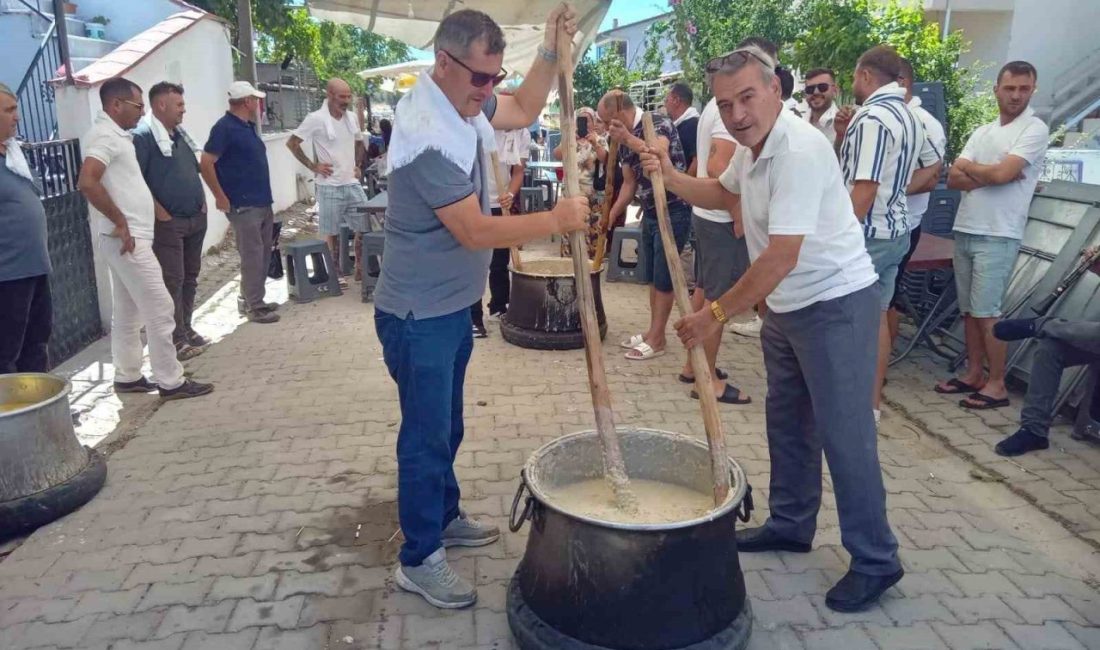 Burhaniye ilçesinde, düğün ve sünnetlerde keşkek dövme geleneği devam ediyor.