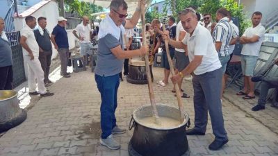 Burhaniye ilçesinde, düğün ve sünnetlerde keşkek dövme geleneği devam ediyor.