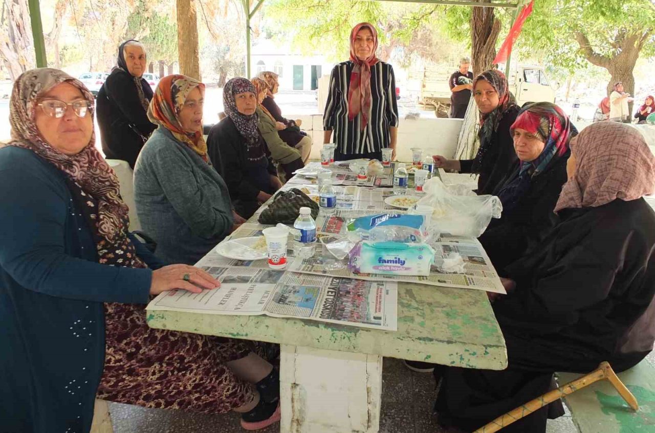 Burhaniye ilçesine bağlı Kızıklı köyünde bulunan Sinan Dede Türbesi, geleneksel