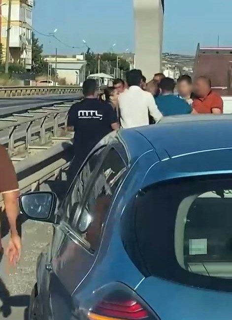 İstanbul’un Büyükçekmece ilçesinde, E-5’te tekme tokat yol kavgası yaşandı. Yaşanan