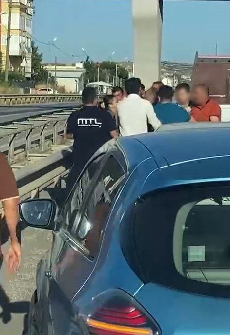 İstanbul’un Büyükçekmece ilçesinde, E-5’te tekme tokat yol kavgası yaşandı. Yaşanan