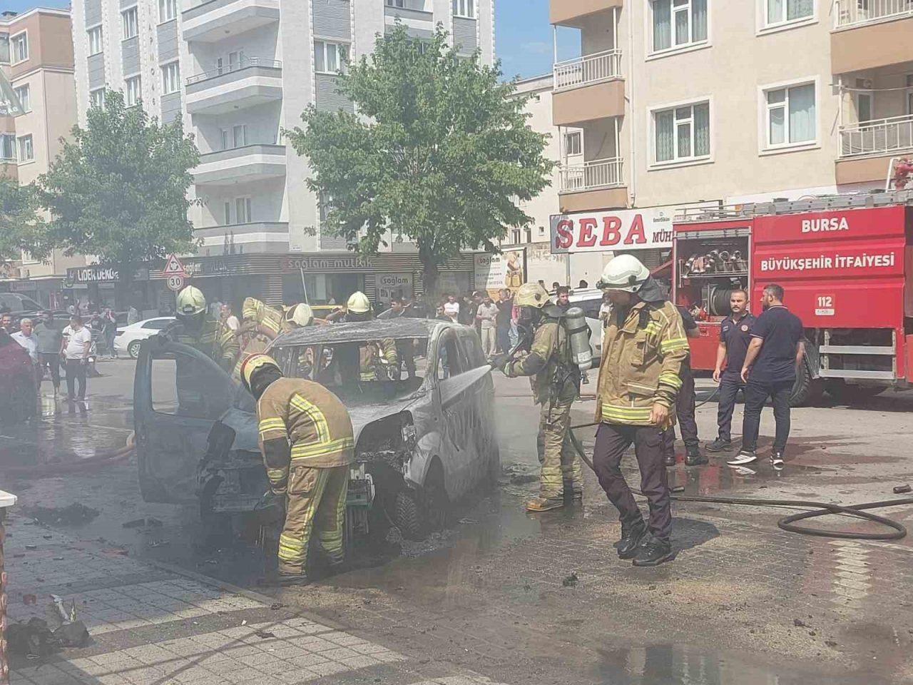 Bursa’nın İnegöl ilçesinde park halindeki çakmak yüklü hafif ticari araçta