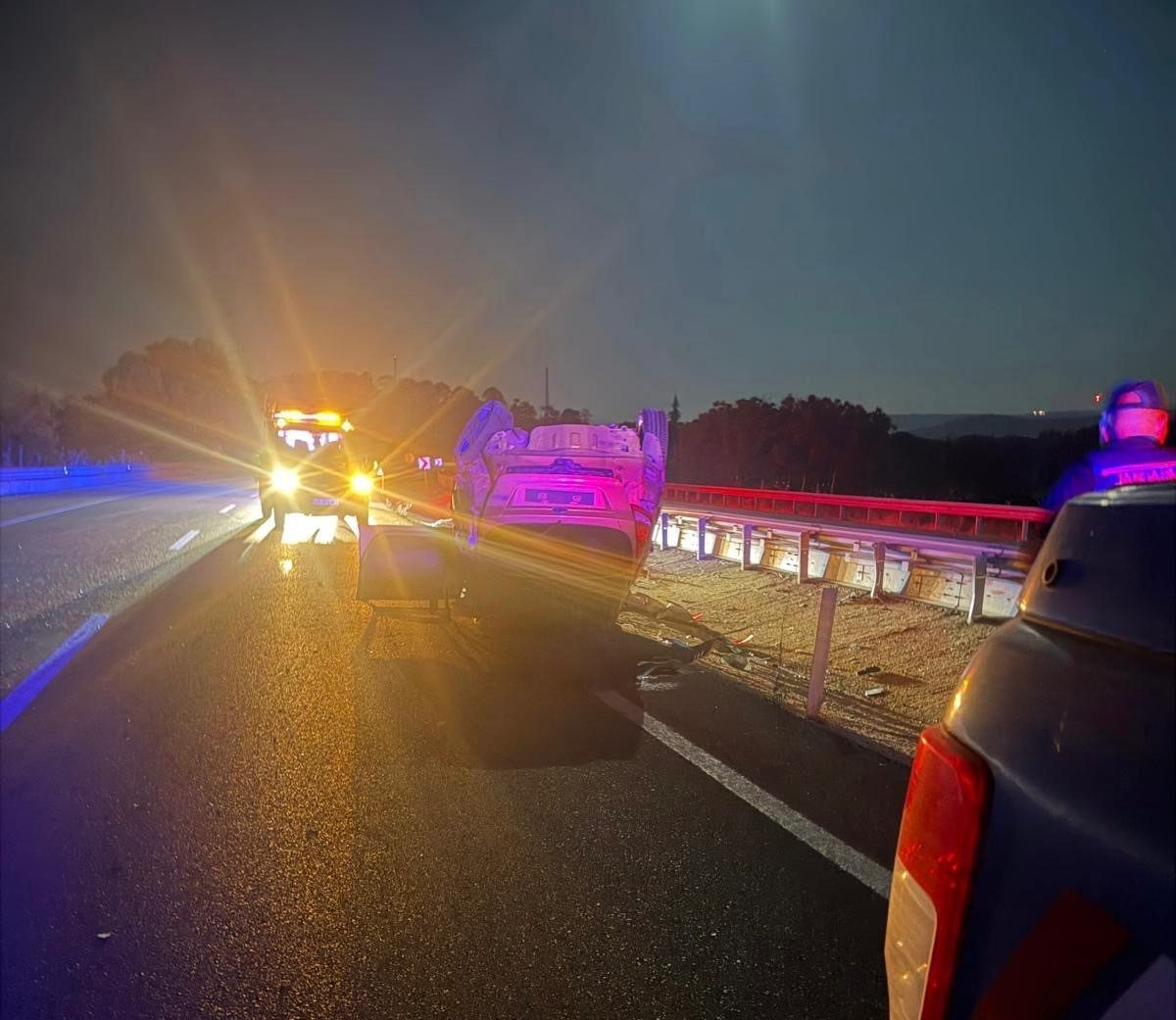 Çanakkale’nin Ezine ilçesinde bariyerlere çarpıp takla atan otomobildeki müzisyen hayatını