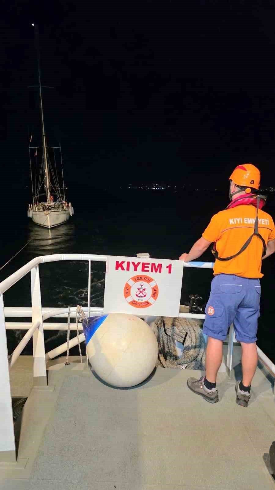 Çanakkale Boğazı’nda içinde 2 kişinin bulunduğu ve motor arızası sebebiyle