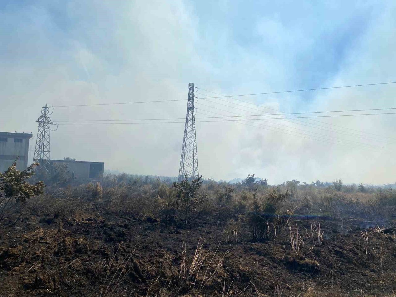 Çanakkale’nin Biga ilçesinde tarım arazisinde çıkan yangına havadan ve karadan