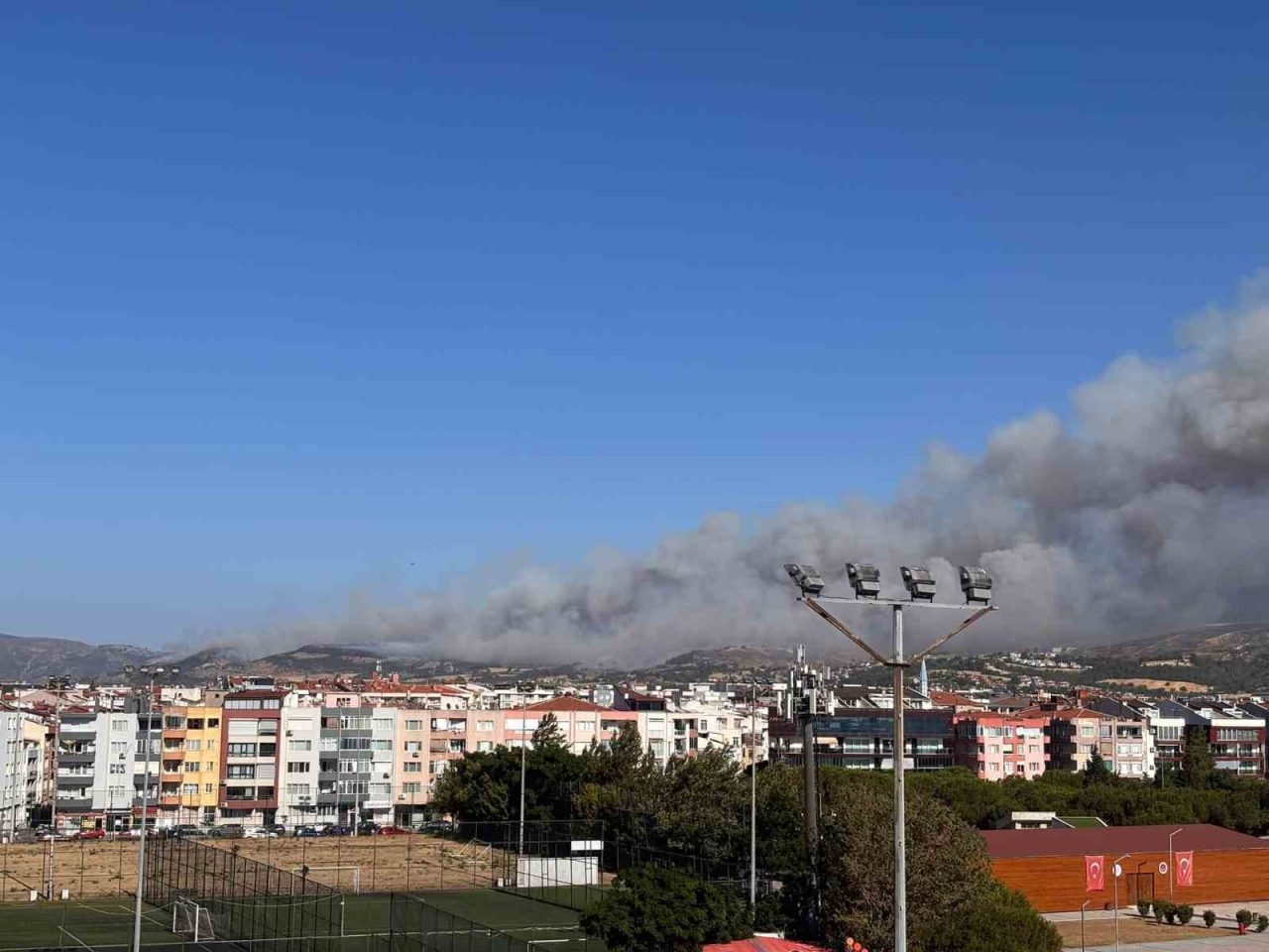 Çanakkale’de çıkan orman yangınına Orman Bölge Müdürlüğü ekipleri 3 helikopter,