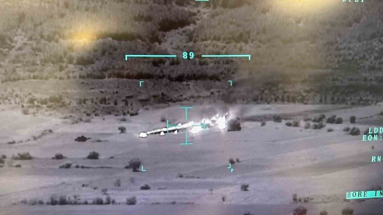 Çanakkale’de tarım arazisinde çıkan yangın havadan ve karadan müdahaleyle kontrol