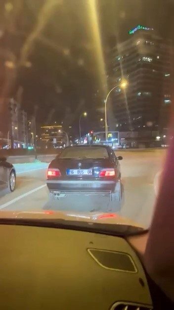 Bursa’da yeşil ışıkta drift yaparak kalkan otomobil, park halindeki araçlara