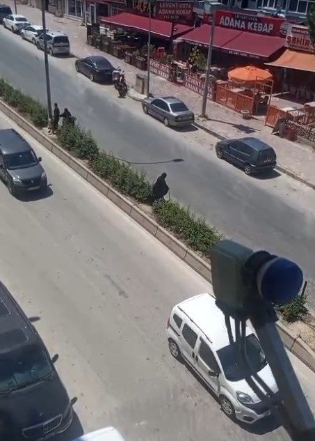 Bilecik’te Tepebaşı Mevkii’ndeki ışıklara kadar yürümek istemeyen yaşlı kadın elinde
