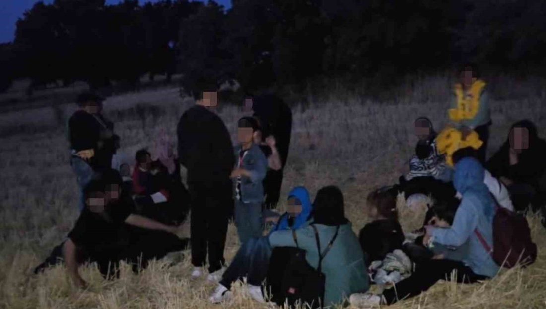 Çanakkale’nin Ezine ilçesinde Sahil Güvenlik ekipleri tarafından karada 7’si çocuk